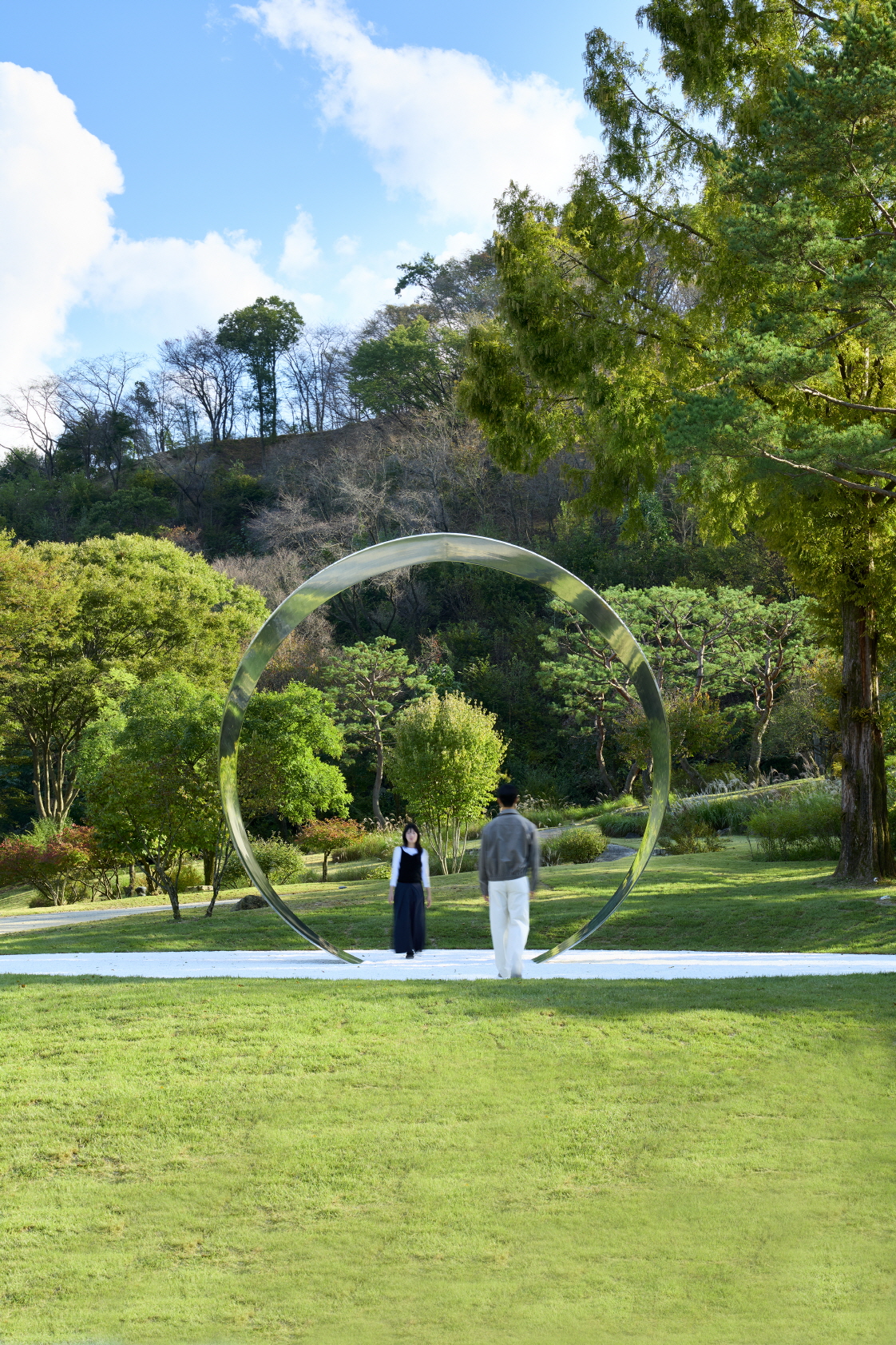 〈관계항 – 만남〉, 2025, 스테인리스 스틸, 자연석, 자갈