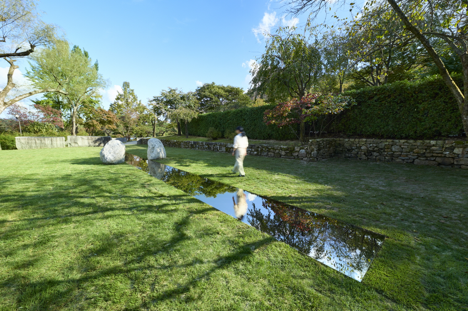 〈관계항 – 하늘길〉2025, 스테인리스 스틸, 자연석