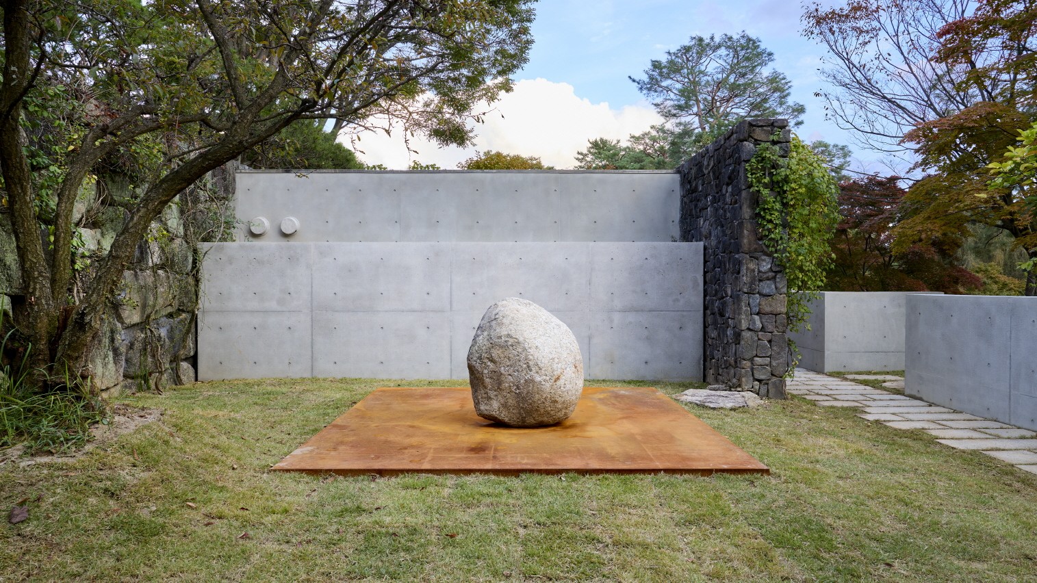 〈실렌티움(묵시암)〉, 2025, 철판, 자연석