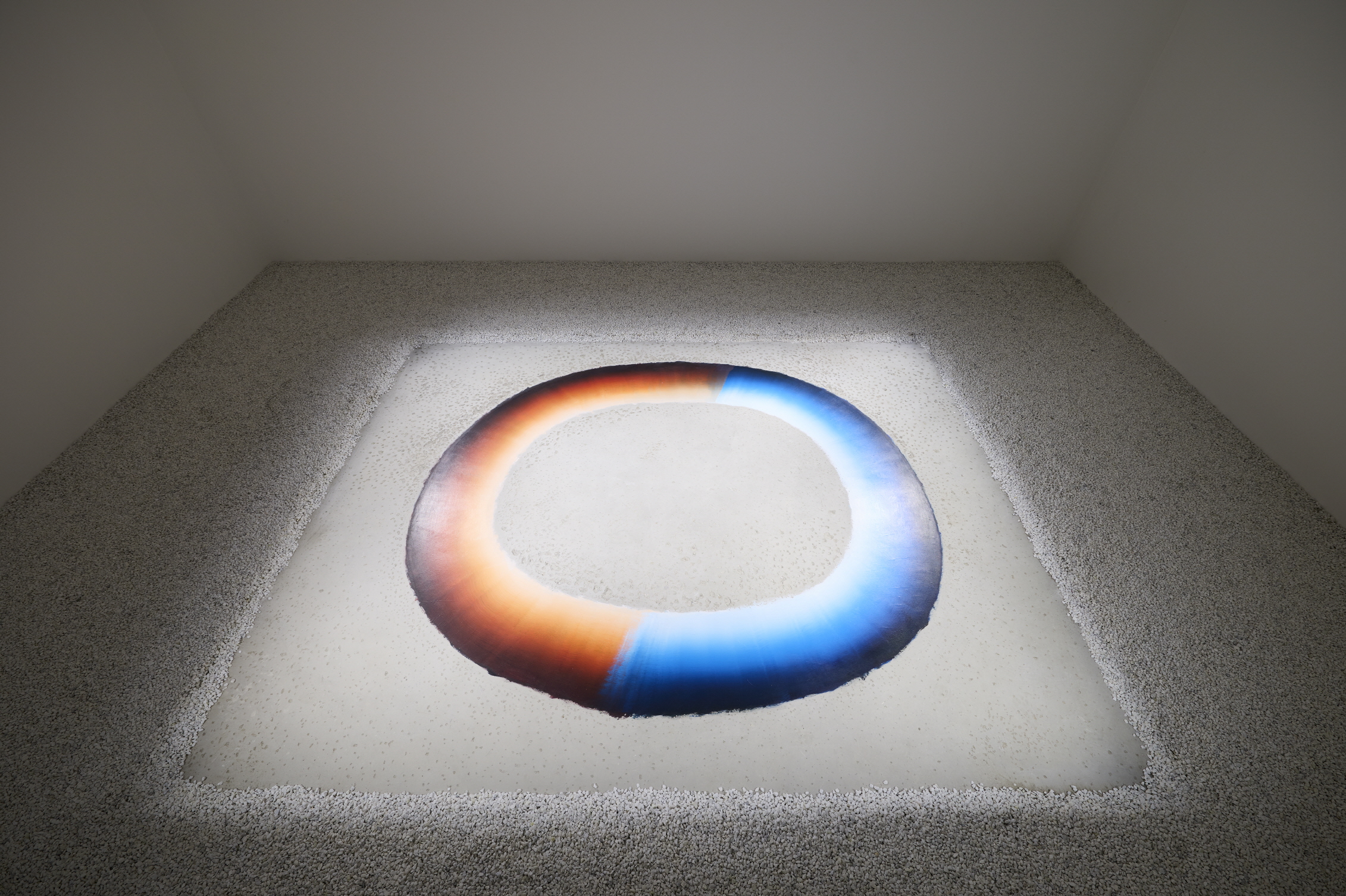 〈실렌티움(묵시암)〉, 2025, 아크릴 (바닥), 자갈