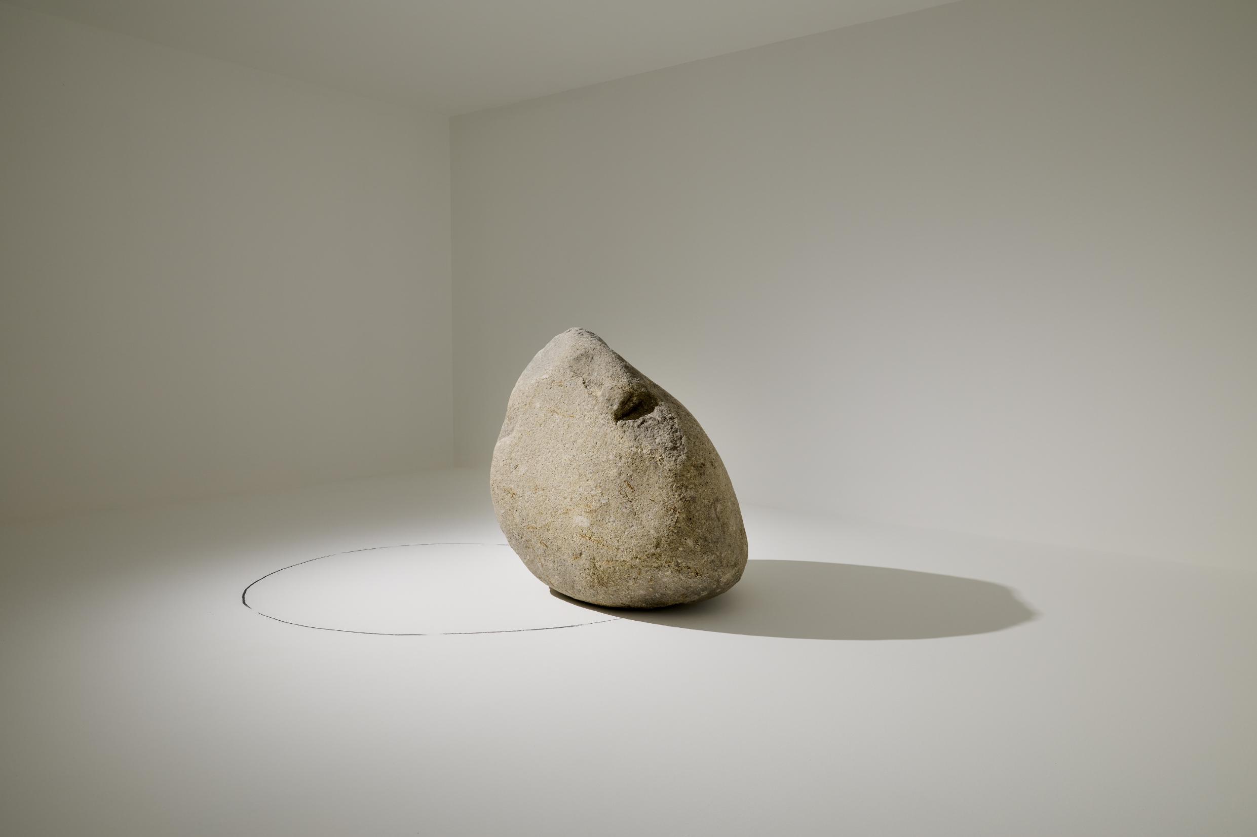 〈실렌티움(묵시암)〉2025, 자연석, 목탄