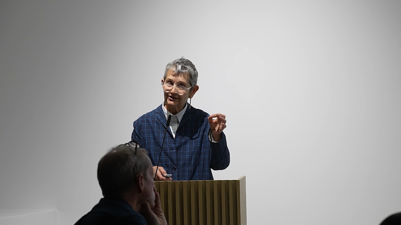 강연대에서 제스처를 사용하며 강의하는 연사의 모습