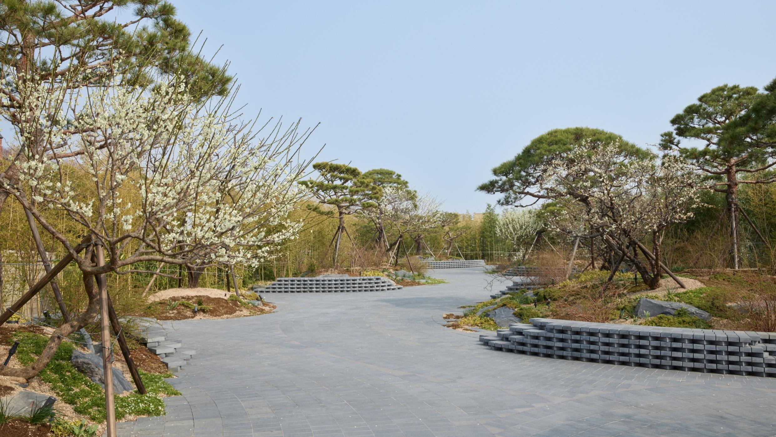 20여년 간 수직으로 솟은 기념비적 조각의 전통을 수평의 정원으로 전환, 리움 야외 데크에 〈가브리엘 오로즈코 정원〉 공개